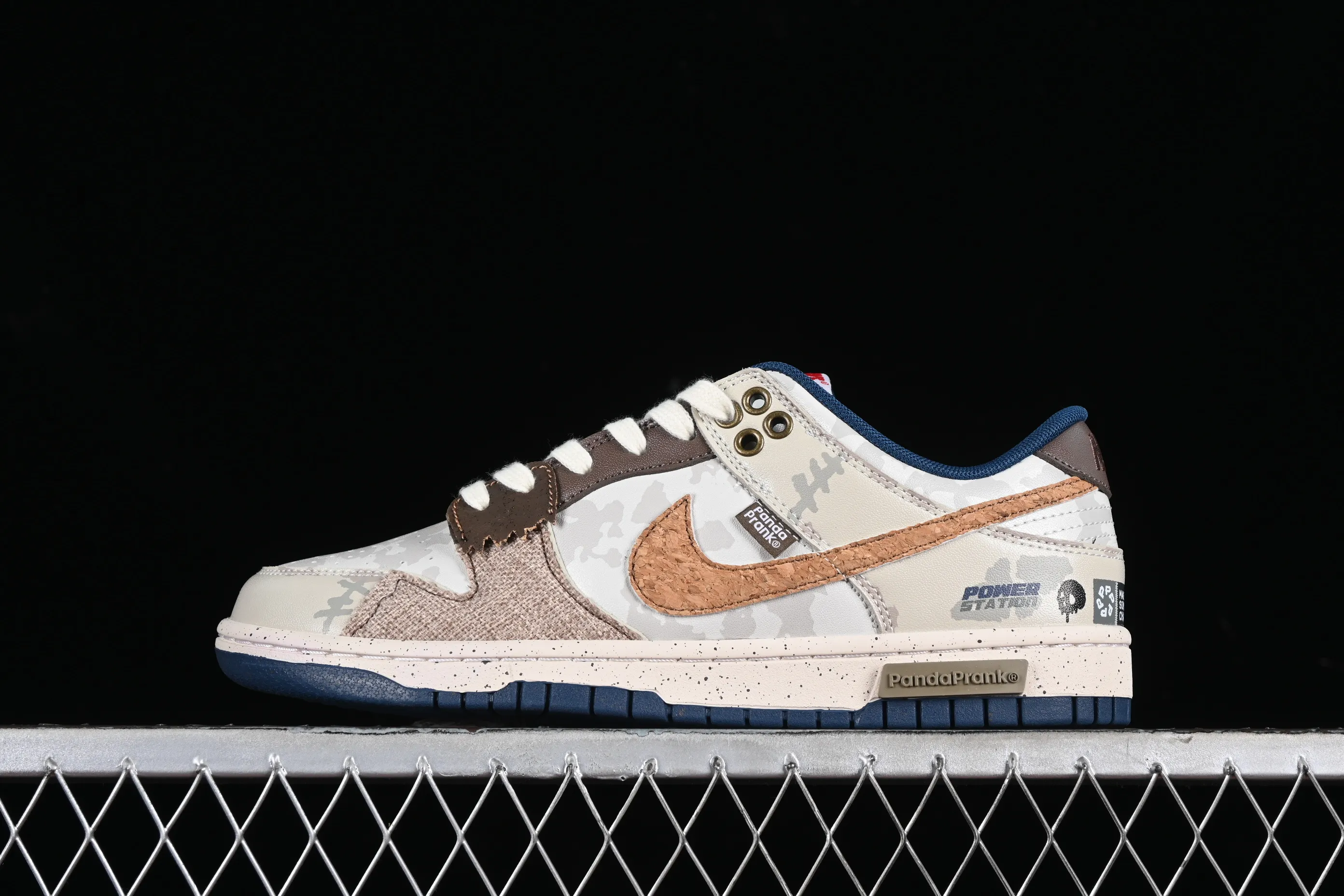 All Categories Nk SB Dunk Series Nk SB Dunk Low Low-top sneakers Nk SB Dunk Low Panda Prank Pioneer Knight-Survival Beige Brown SB strap low-top casual sneakers DD1391-400
